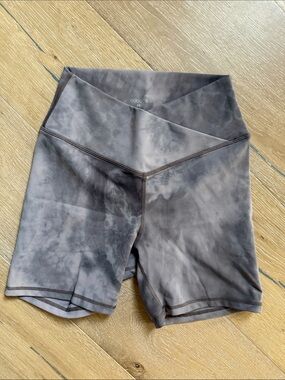 ODODOS Women’s Tan Tie-Dye V-Waist Bike Shorts
